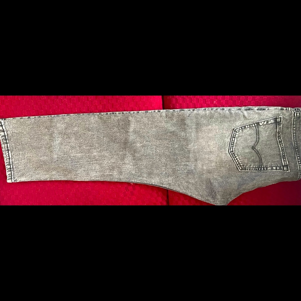 Selling a Brand-New pair of Levi gray acid- wash stretch jeans !! With tags - Picture 5 of 5